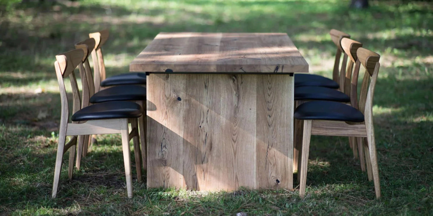 Luxury oak dining table with wood plate legs – perfect for modern interiors with a vibe of rustic style.
