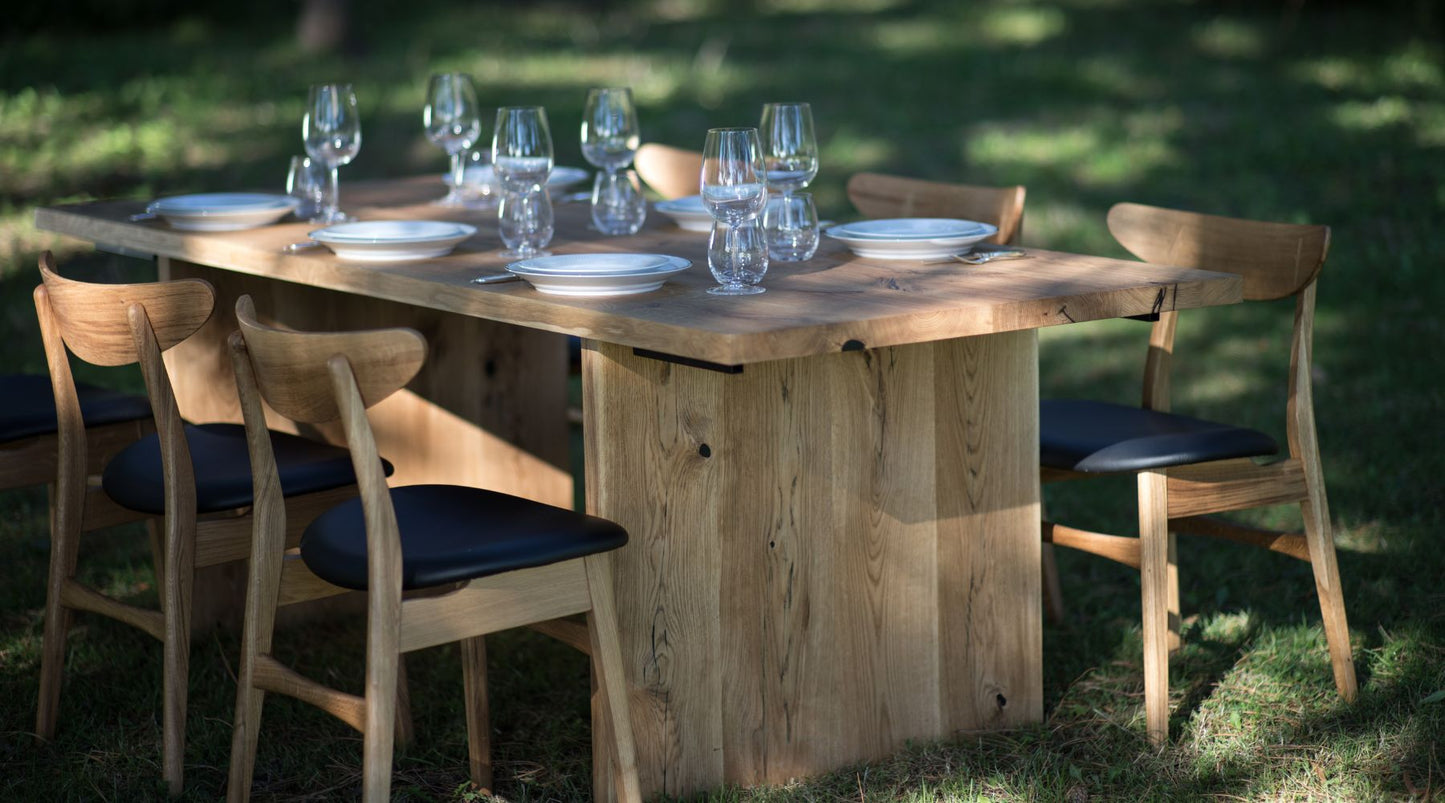 Luxury oak dining table with wood plate legs – perfect for modern interiors with a vibe of rustic style.