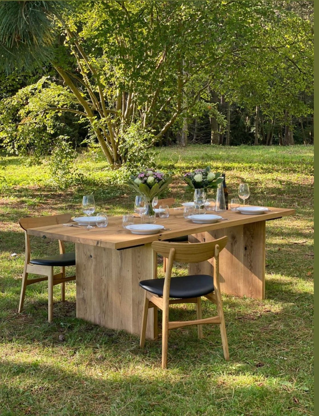 Luxury oak dining table with wood plate legs – perfect for modern interiors with a vibe of rustic style.
