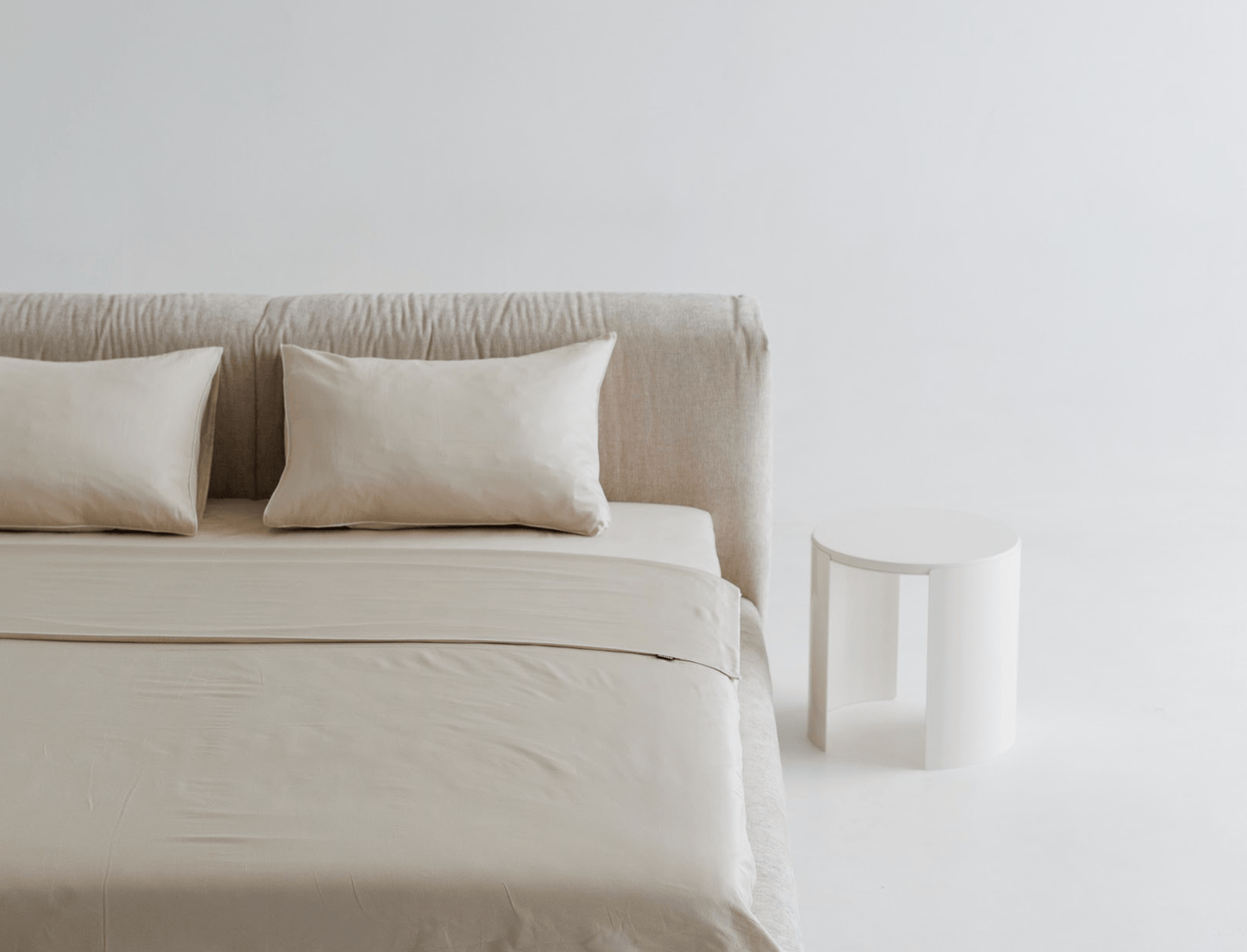 Minimalist upholstered bed with a low-profile design – perfect for modern spaces.