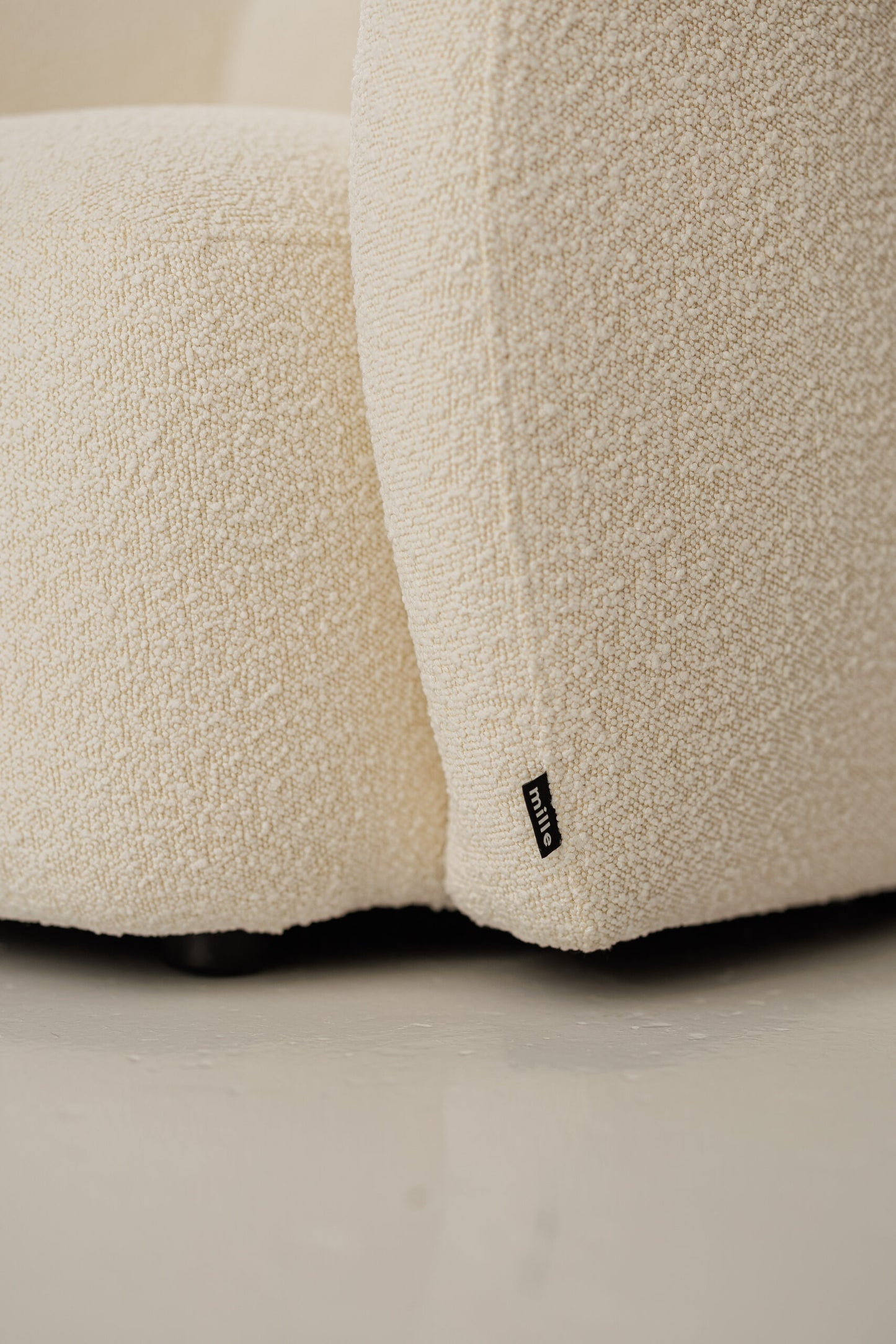 Modern lounge chair with soft upholstery – ideal for cozy reading corners.