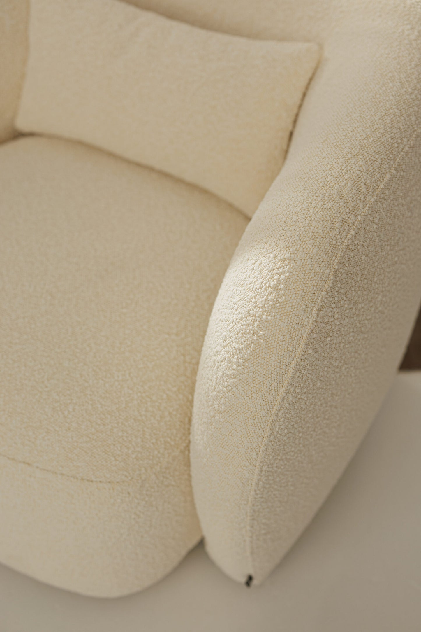 Modern lounge chair with soft upholstery – ideal for cozy reading corners.