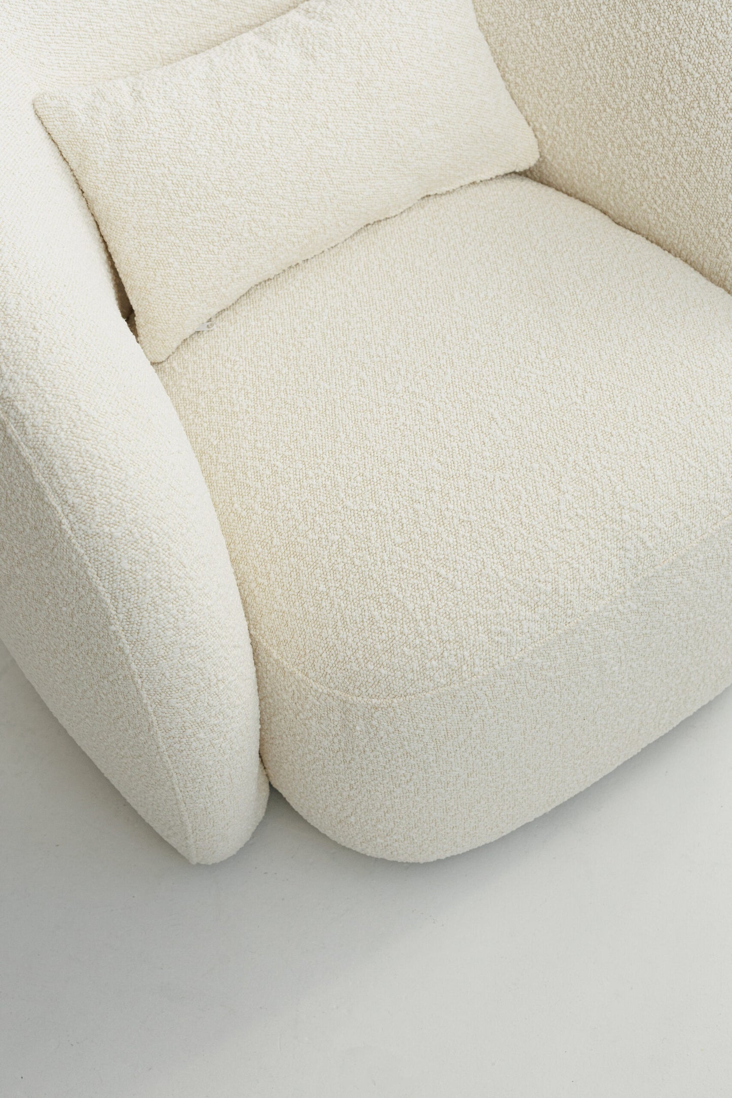 Modern lounge chair with soft upholstery – ideal for cozy reading corners.