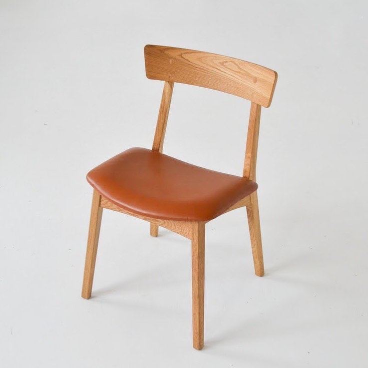 Solid Wood Minimalistic Dining Chair in Natural Oak with Natural Leather Seat in Brown!
