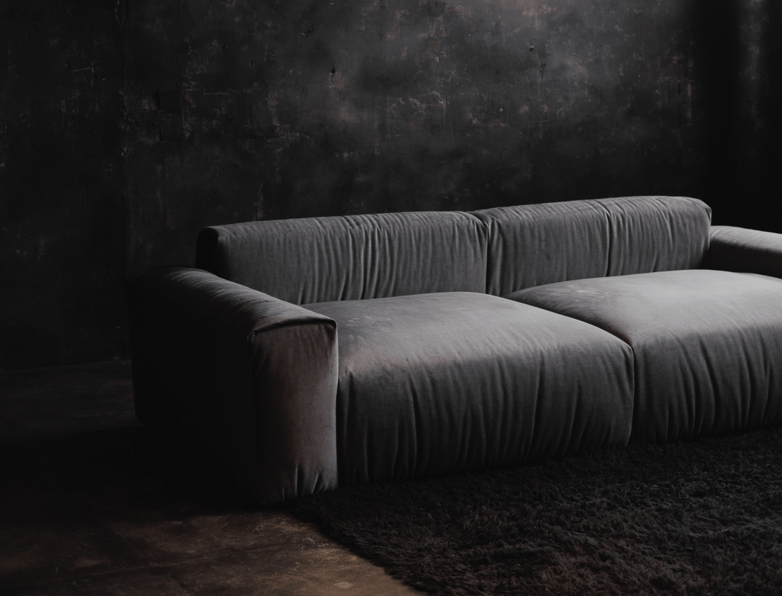 Canapé modulaire minimaliste en velours gris, fabriqué en Europe