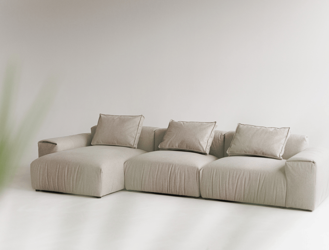 Grand canapé d’angle modulaire beige, fabriqué en Europe