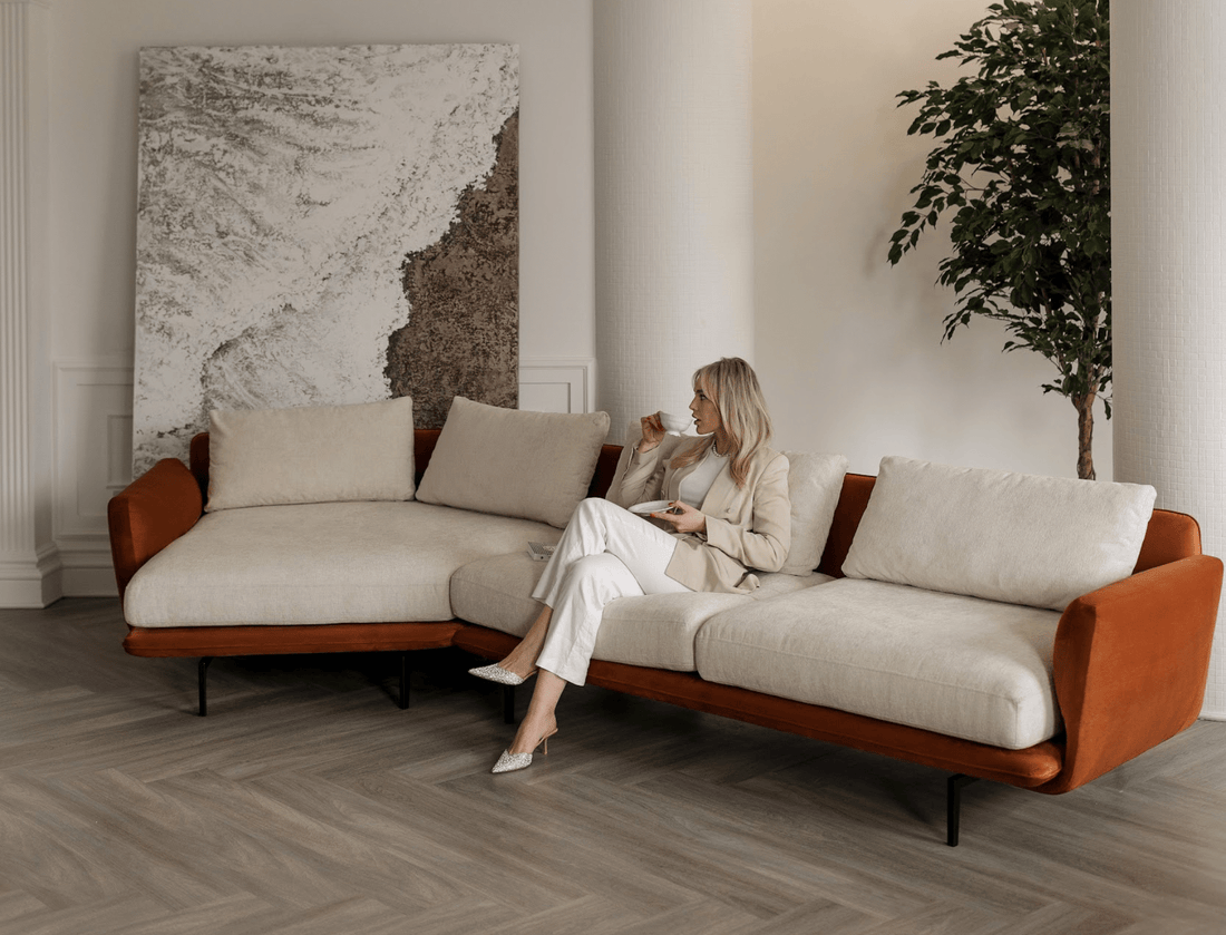 Divano elegante beige e arancione su gambe in metallo per interni moderni e raffinati