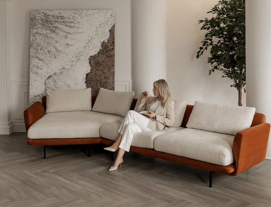 Divano elegante beige e arancione su gambe in metallo per interni moderni e raffinati