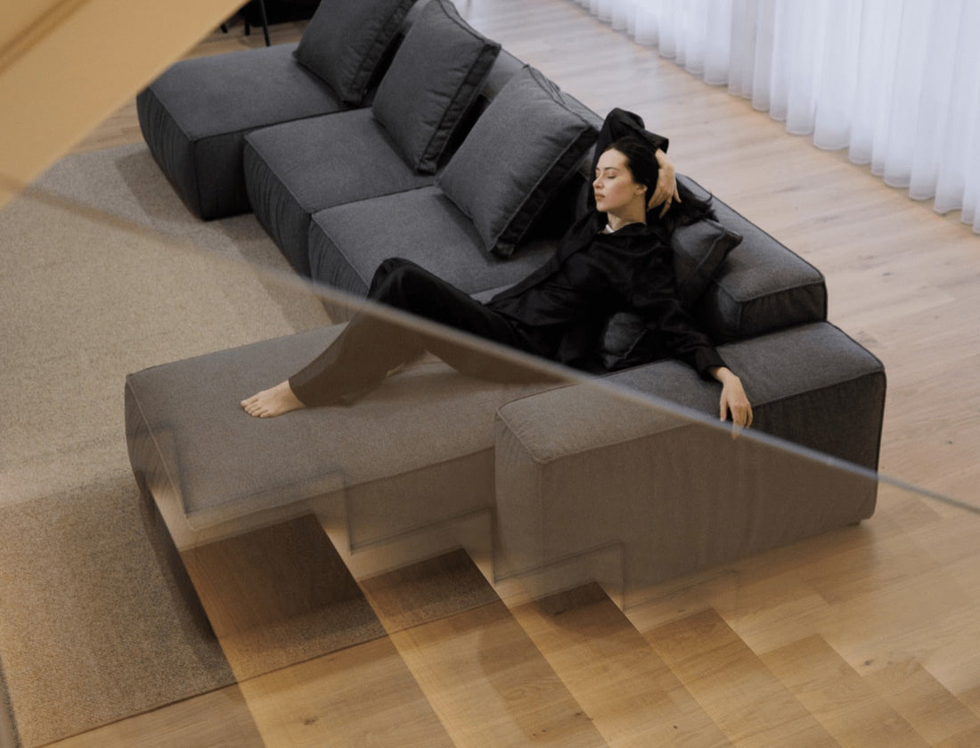 Canapé d'angle modulaire noir dans un projet résidentiel design.