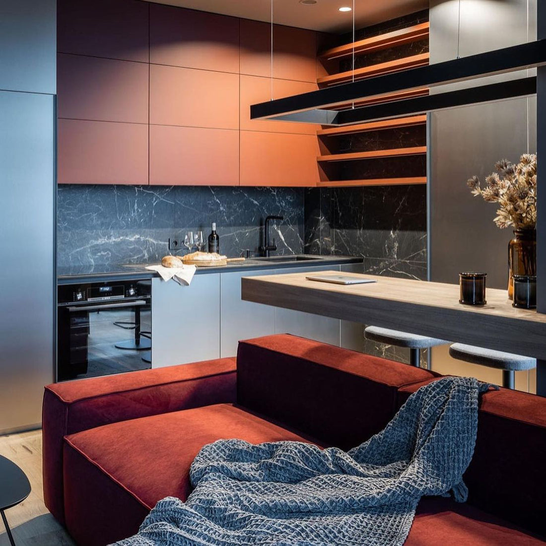 Modernes modulares Ecksofa aus rotem Stoff, hergestellt in Europa