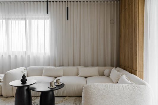 Suuri valkoinen modulaarinen sohva design-olohuoneessa, valmistettu Euroopassa