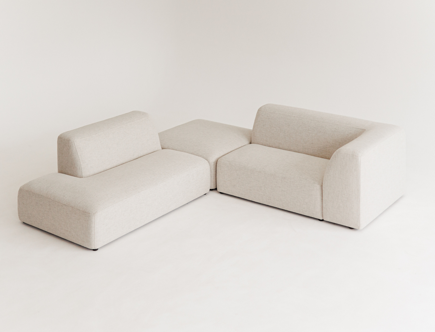 Luxury beige modular sofa – Kingston model with premium fabric upholstery.