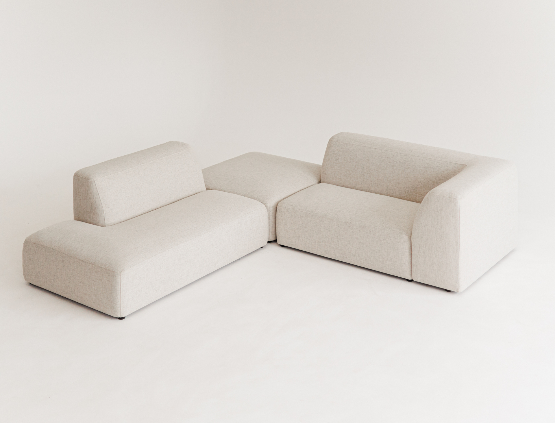 Luxury beige modular sofa – Kingston model with premium fabric upholstery.