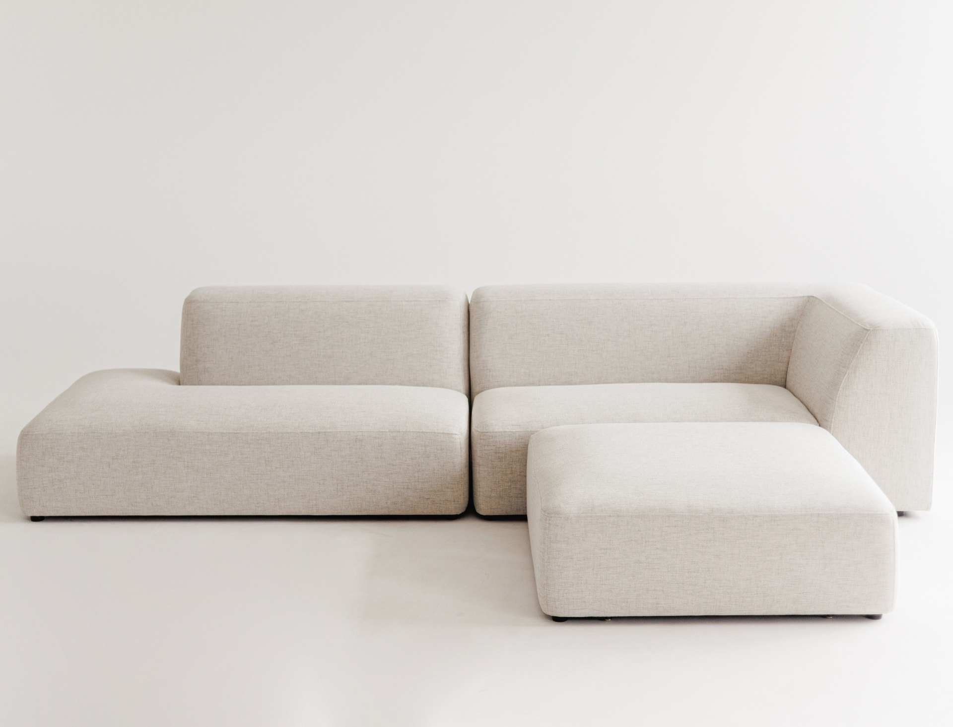 Luxury beige modular sofa – Kingston model with premium fabric upholstery.