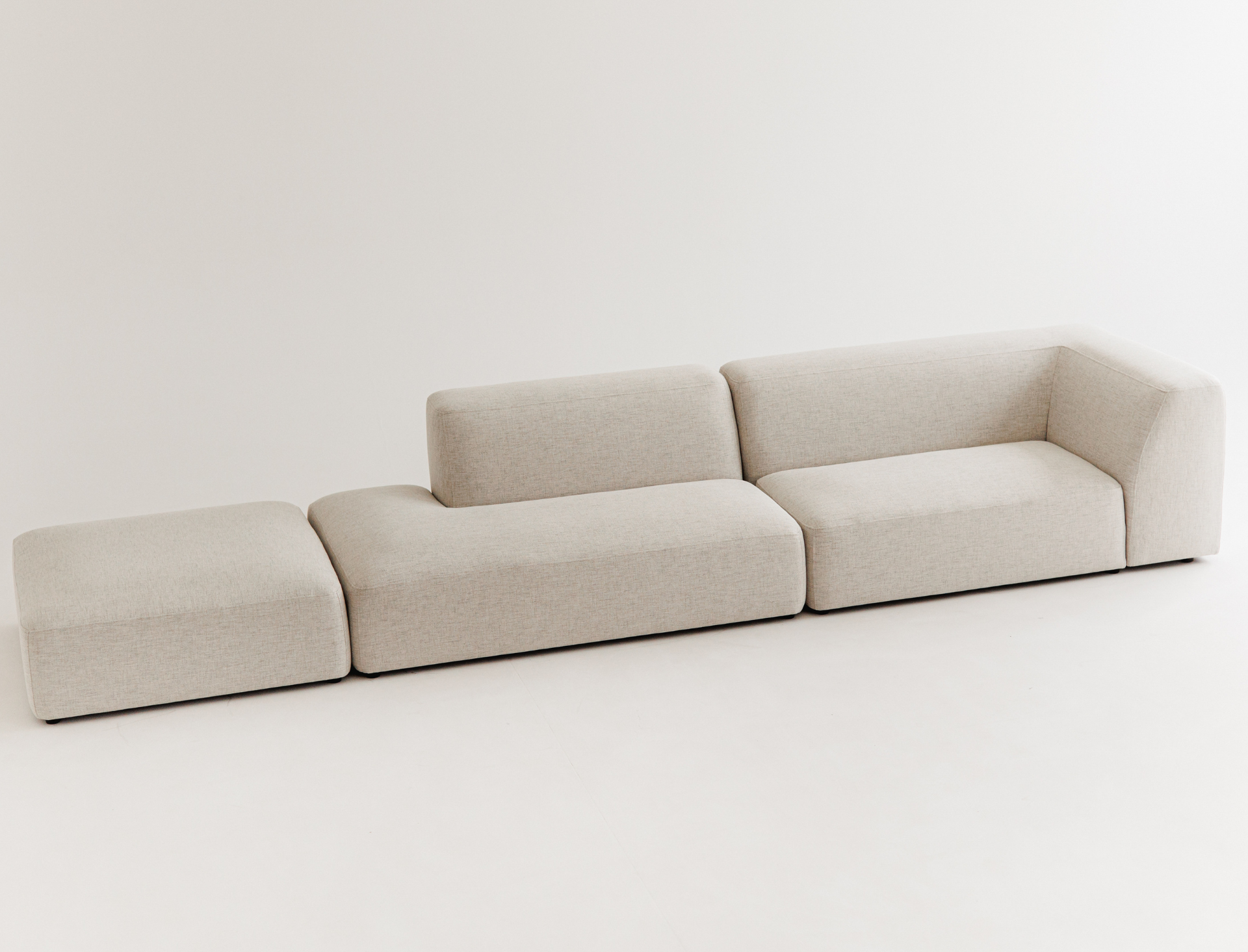 Luxury beige modular sofa – Kingston model with premium fabric upholstery.