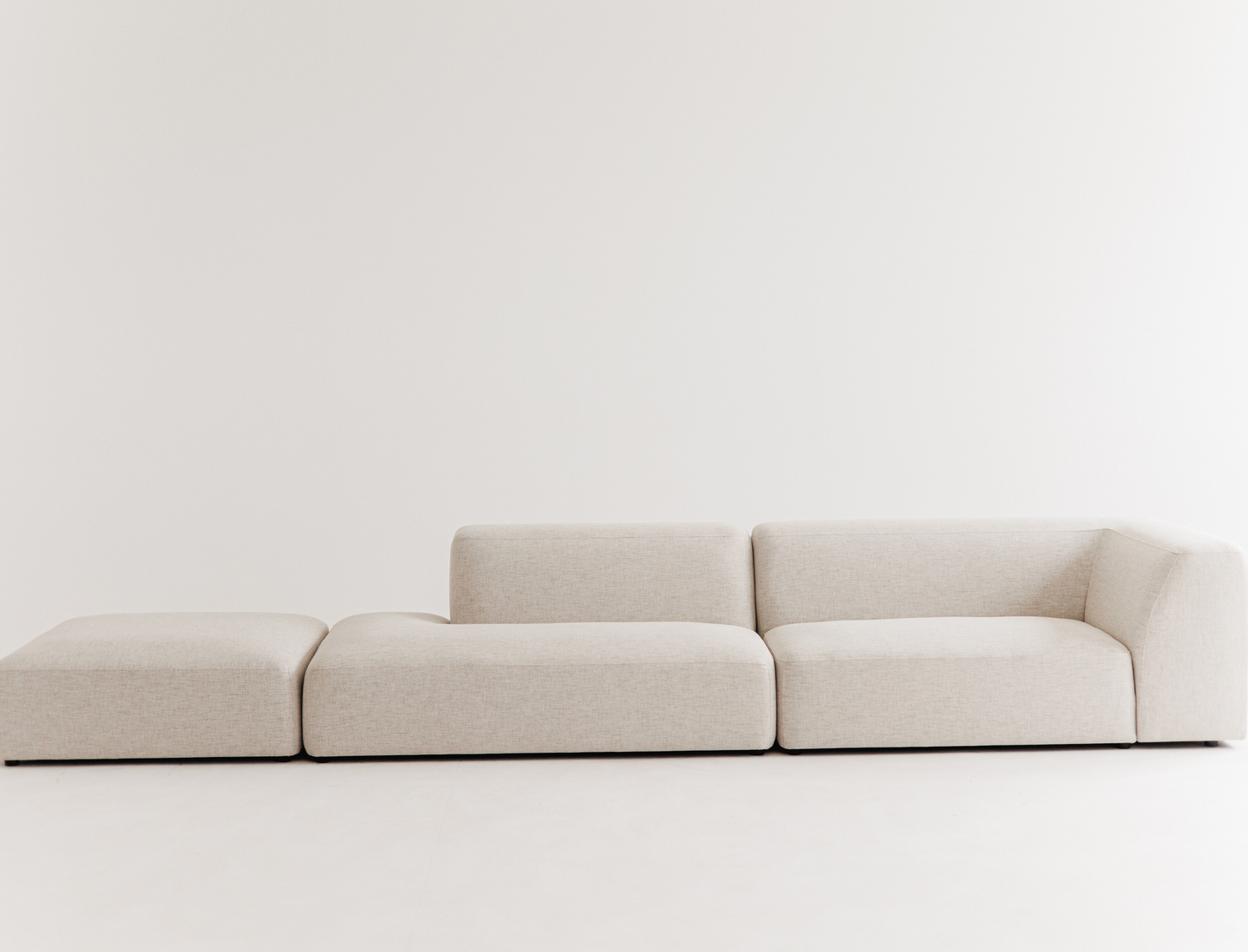 Luxury beige modular sofa – Kingston model with premium fabric upholstery.