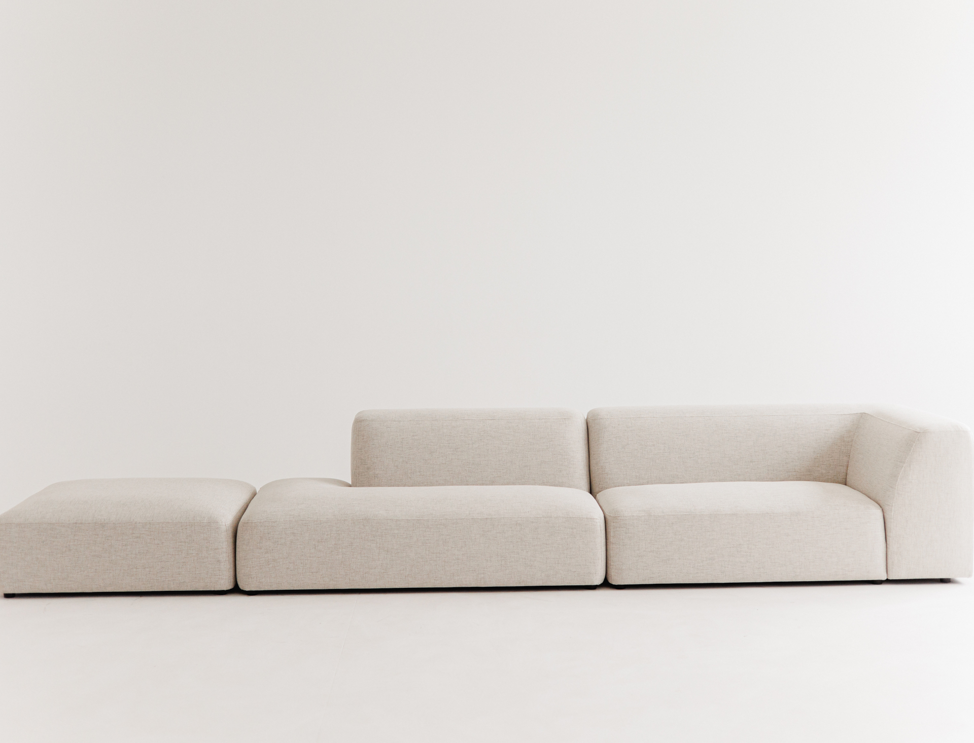 Luxury beige modular sofa – Kingston model with premium fabric upholstery.