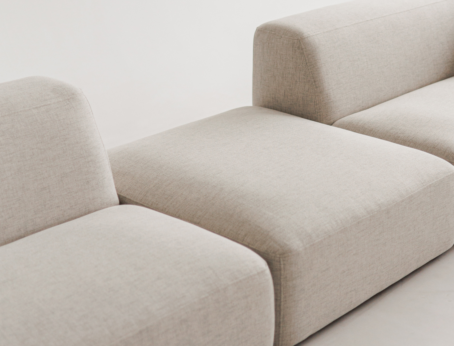 Luxury beige modular sofa – Kingston model with premium fabric upholstery.