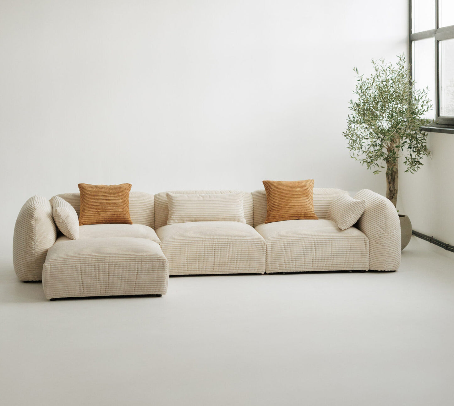 Premium-quality sofa in white fabric – modular design for flexible layouts.